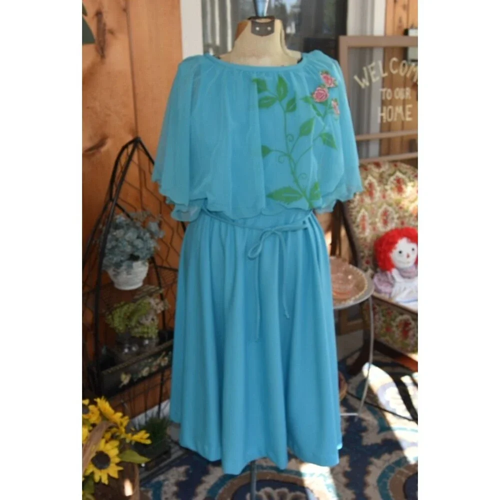 Vintage 1970s Party Blousen Dress Dolman Sleeves Blue Embroidered Flowers Medium